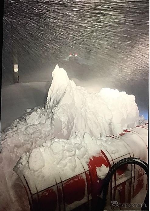 積雪に阻まれた列車を救援に向かう排雪モーターカー。取り残された乗客は2月24日7時過ぎにようやく救護バスに乗り換えた。2月24日。