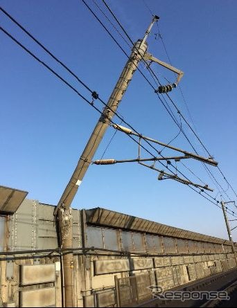 福島県沖地震の影響で折れた東北新幹線の架線柱。同様の被害は新白河~古川間で20本におよんだ。