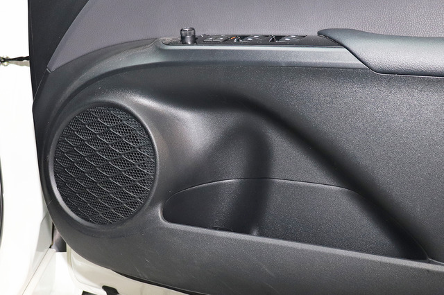 DIATONE SOUND.NAVIが搭載されたダイヤトーン・デモカー(トヨタ・プリウス)。当車ではスピーカーは純正のままだ。