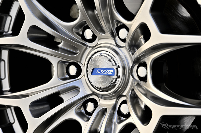 レイズ【Gram Lights AZURE 57BNX】推奨サイズ:18×8J Inset20/カラー:シャイニングシルバー/タイヤサイズ:225/50R18