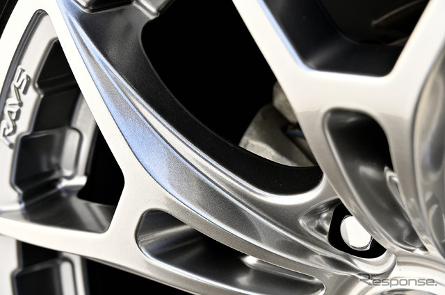レイズ【Gram Lights AZURE 57BNX】推奨サイズ:18×8J Inset20/カラー:シャイニングシルバー/タイヤサイズ:225/50R18