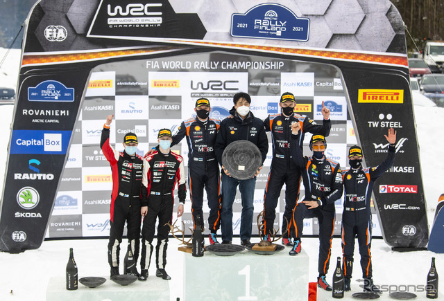 WRC第2戦の表彰式。中央の段の右が優勝の#8 タナク（同段左がコ・ドライバーのM.ヤルヴェオヤ）。
