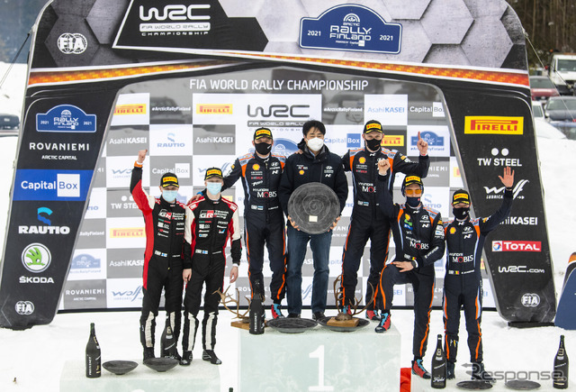WRC第2戦の表彰式。中央の段の右が優勝の#8 タナク(同段左がコ・ドライバーのM.ヤルヴェオヤ)。