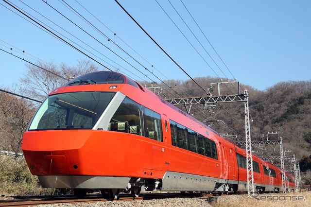 唐木田から成城学園前まで特別行路で運行される70000形GSEのイベント列車。