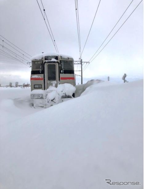 2月23日来の雪害で函館本線岩見沢~峰延間で立ち往生した731系電車。同区間を含む函館本線岩見沢~滝川間は3月2日、朝の通勤時間帯のみ運行される予定。
