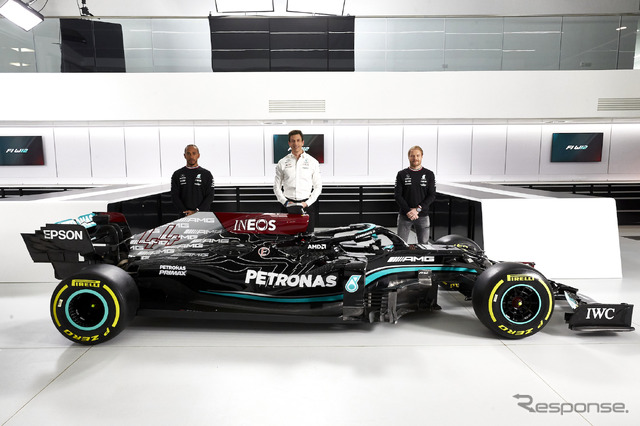 メルセデス-AMG F1 W12 E Performance(後方、左からハミルトン、トト・ウォルフ代表、ボッタス)