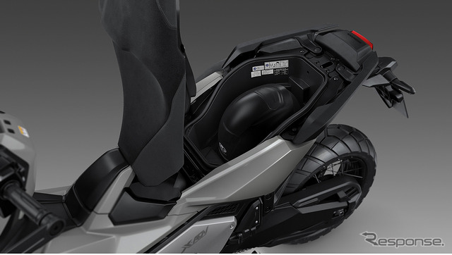 ホンダ X-ADV ラゲッジボックス(ヘルメット収納時)