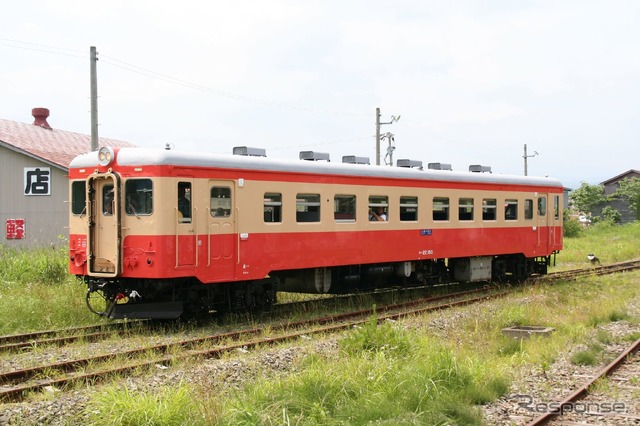 現在、エンジンが稼働するものとしては唯一残る「国鉄一般気動車標準色」のキハ22形。2001年4月に廃止された青森県の下北交通(下北~大畑)に「キハ85形」として在籍していた車両で、こちらもリバイバル塗色。2005年7月、旧下北交通大畑駅構内。