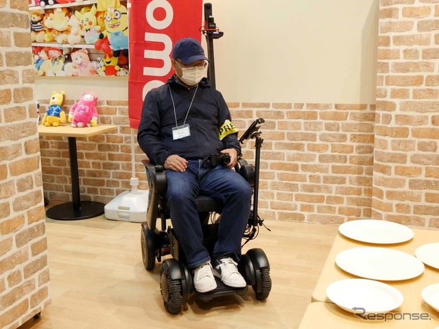 設定した目的地に向けて自律走行する自動運転車いす。利用しているのは筆者