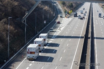 後続車無人のトラック隊列走行実証の様子