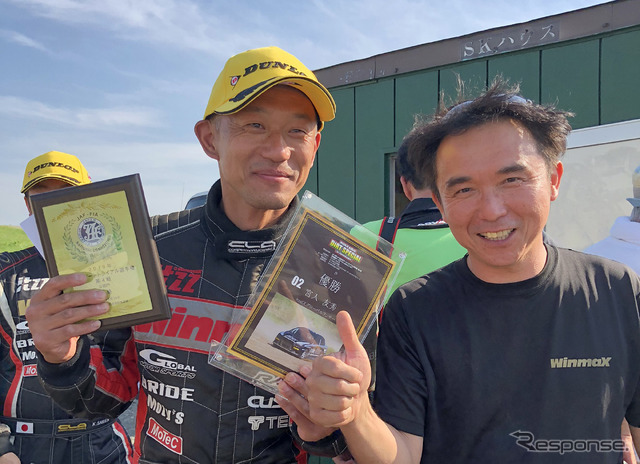 宮入友秀さん(左)と 圭rallyprojectチーフメカニック 神田誠さん(右)