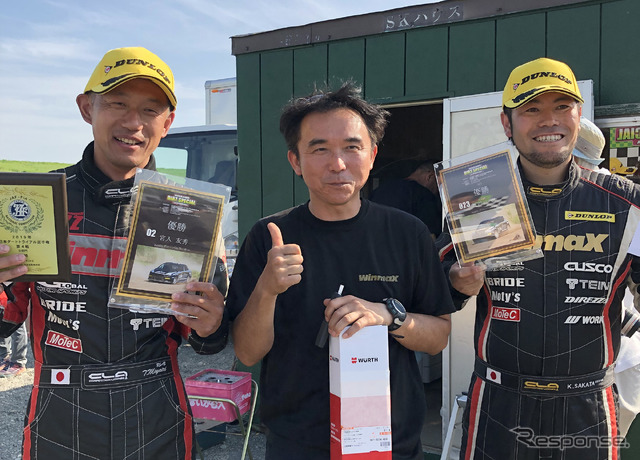 宮入友秀さん(左)と 圭rallyprojectチーフメカニック 神田誠さん(中央)