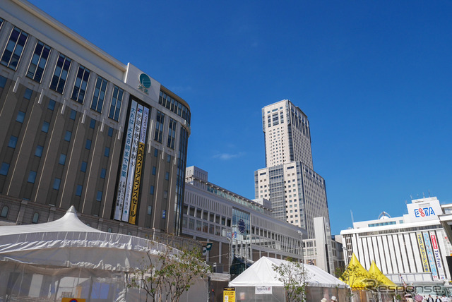2022年春から北海道新幹線駅部の工事が始まる札幌駅。白い「エスタビル」がある位置からさらに奥(東側)に駅舎とホームができる。