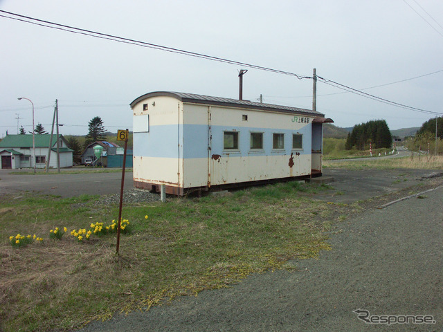 3月12日に最終日を迎える、車掌車転用の宗谷本線上幌延駅。2004年5月。