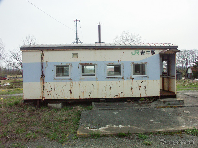3月12日に最終日を迎える、車掌車転用の宗谷本線安牛駅。2004年5月。