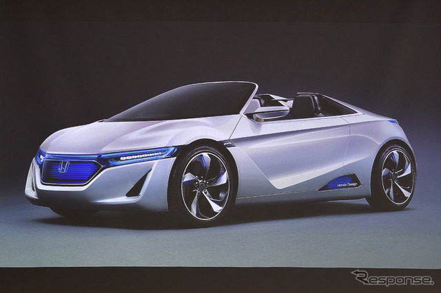 2013年の東京モーターショーでビートの後継としてコンセプトモデルを発表