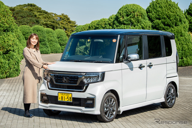 ホンダ N-BOX Custom (ホンダアクセス 純正アクセサリー装着車)と伊藤梓氏