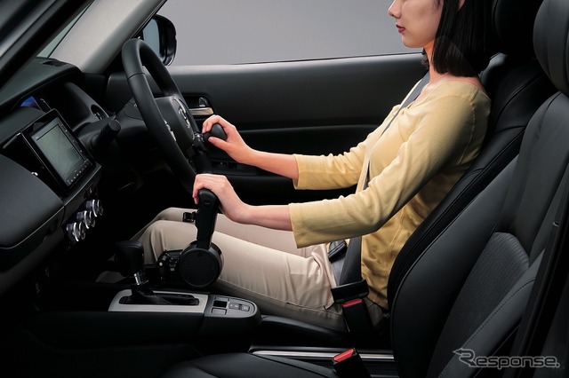 フィット「Honda・テックマチックシステム」。手動運転補助装置〈Dタイプ〉、ハンドル旋回ノブ〈Aタイプ〉(2020年)