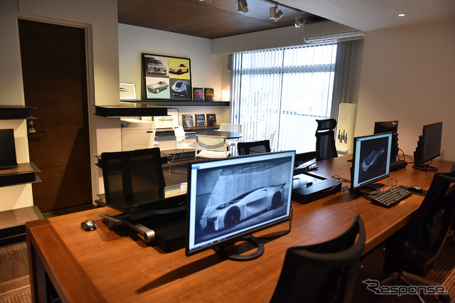「SNデザインプラットフォーム=SNDP」のデザインスタジオ。スケッチや3Dデータを作成するためのデジタル機材が並ぶ。