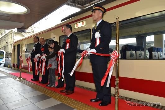 2011年11月、運行初日の「レッドアロークラシック」。池袋駅での出発式。