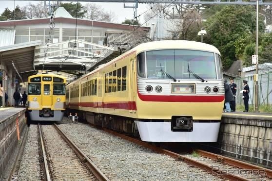 2015年3月に運行された国分寺~本川越駅間開業120周年列車での「ニューレッドアロー」(右)。西武園駅で2000系と並ぶ。