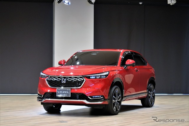 ホンダ・ヴェゼル(フロントグリル等用品装着車)。ボディカラーはプレミアムクリスタルレッドメタリック。