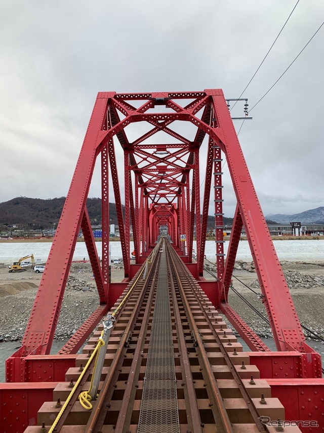 2019年10月の台風被害から復旧し、再開を待つ千曲川橋梁。