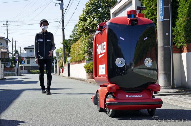 自動配送ロボットは原付第1種のナンバーを付けたパナソニック製。走行中は保安要員が1名付く