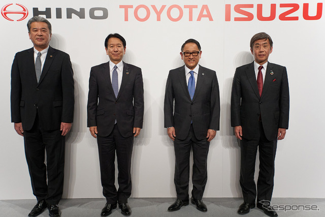 向かって左から：Commercial Japan Partnership Technologiesの中嶋裕樹代表取締役社長、日野自動車の下義生代表取締役社長、トヨタ自動車の豊田章男代表取締役社長、いすゞ自動車の片山正則代表取締役社長
