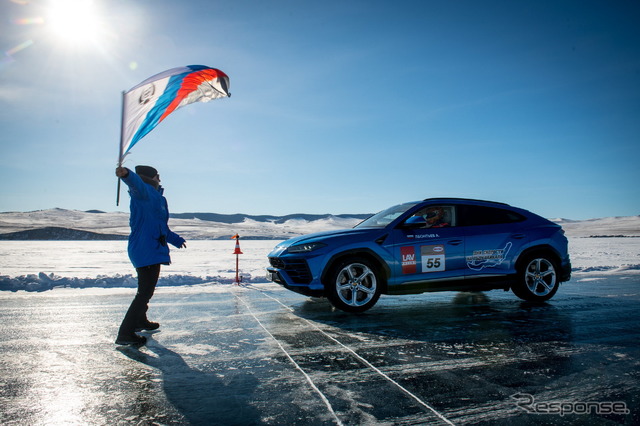 ロシア・バイカル湖の氷上で298km/hの最高速を計測したランボルギーニ・ウルス