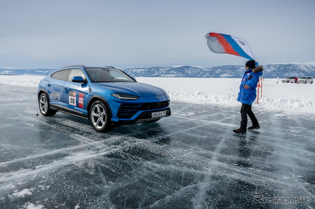 ロシア・バイカル湖の氷上で298km/hの最高速を計測したランボルギーニ・ウルス