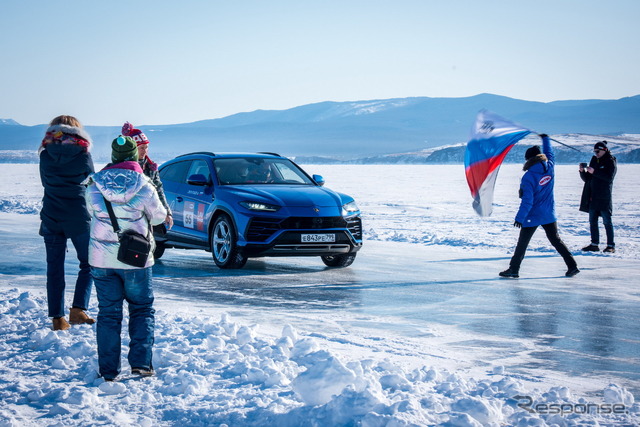 ロシア・バイカル湖の氷上で298km/hの最高速を計測したランボルギーニ・ウルス