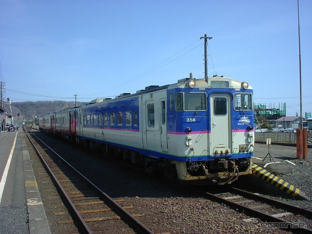 静内駅に停車中のキハ40形350番台。後ろの赤い車体は、キハ40を改造したお座敷車両。2000年4月30日。