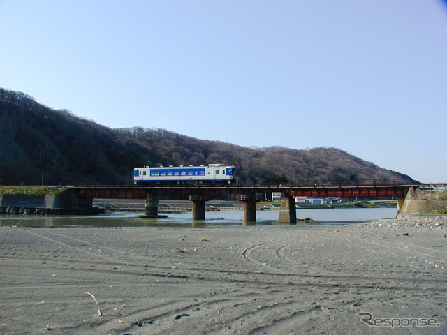 日高本線静内~新冠間を行く日高線カラーのキハ40形350番台。改造に際してはエンジンが220PSから330PSにパワーアップされた。鵡川~様似間が運行見合せとなってからは、室蘭本線苫小牧~岩見沢間など、他線区に顔を見せることが多かった。2000年4月30日。
