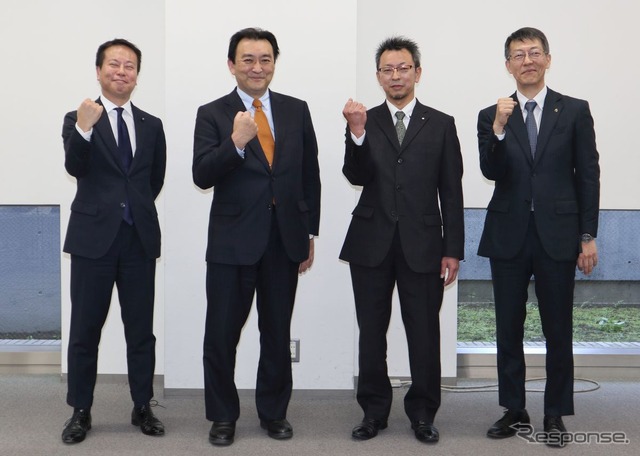 左からホンダ、カワサキ、スズキ、ヤマハの4社による交換式バッテリーの技術標準の合意
