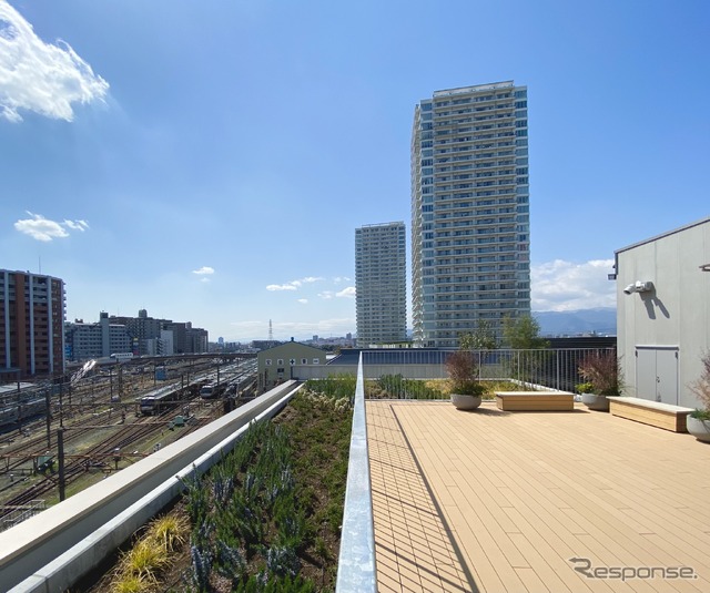 小田急の列車を見渡せるステーションビューテラス。ロマンスカーの海老名駅通過・発車時刻表が掲示されている。