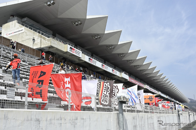 私設応援団の旗振り風景