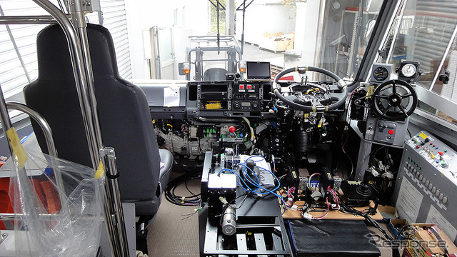 埼玉工業大学が開発する後付け自動運転システムをミクニ ライフ&オート(旧:ニッシン自動車工業)で実装中の八ッ場ダム水陸両用バス