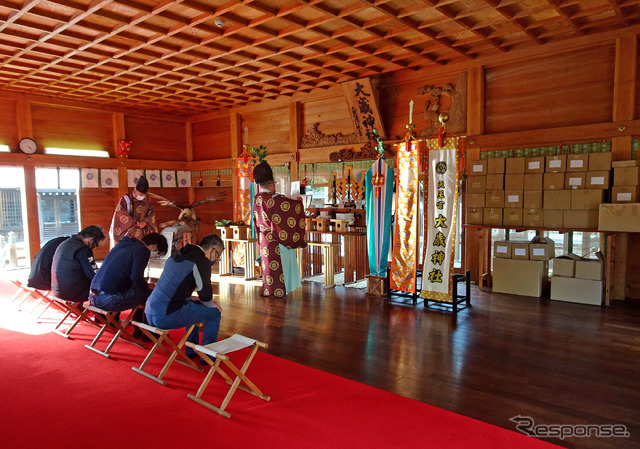 「バイク神社」大歳神社で返礼品のお祓いをしているプロジェクトメンバー。