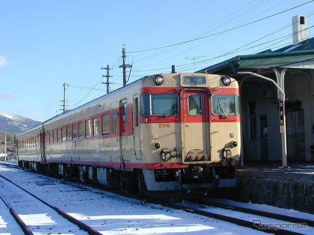 様似駅で発車を待つ急行型気動車。札幌直通の臨時列車『優駿浪漫』に運用されていた時の姿。2000年12月29日。