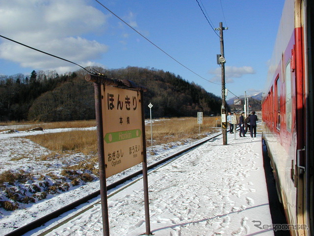 日高本線本桐駅。2000年12月29日。