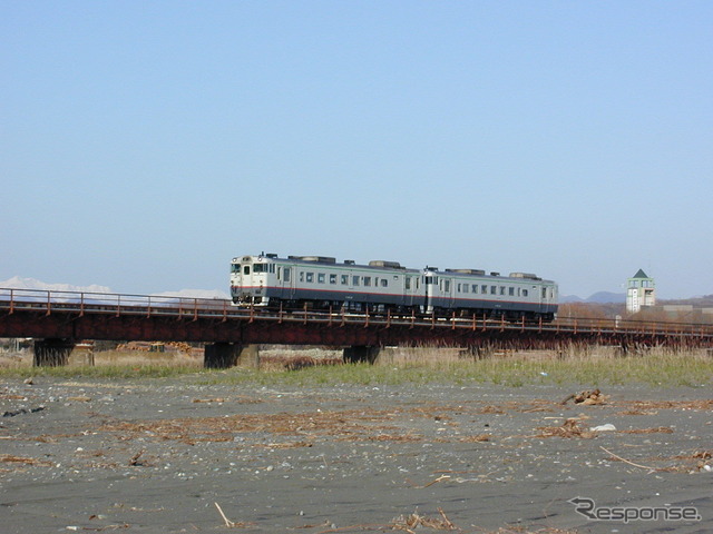 2000年3月まで宗谷本線の急行に運用されていたキハ400形気動車も臨時列車『優駿浪漫』として日高本線に入線したことがあった。新冠～静内間。2000年4月30日。