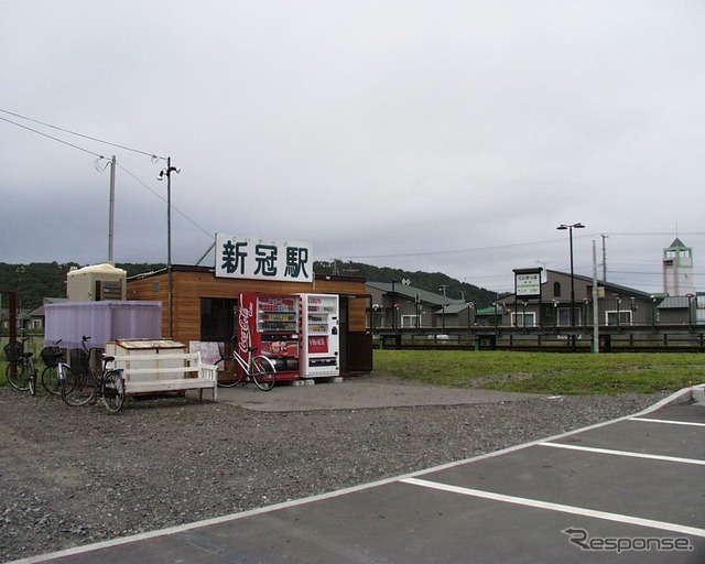 現在の駅舎になる前、プレハブだった時の新冠駅。1999年7月18日。