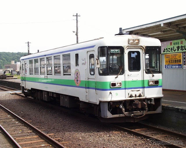小型化が仇となり2002年に姿を消した日高本線専用だったキハ130形。11両が製造されたが、1両は踏切事故で大破している。日高本線静内駅。1999年7月18日。