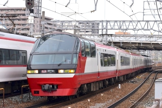 期間限定で名鉄岐阜～中部国際空港間に運用される1200系の一部特別車編成。1988年に1000系として登場した1200系は、名鉄で唯一、ハイデッカー式展望席を持つ車両で、2015年に特別車を中心としたリニューアルが行なわれた。