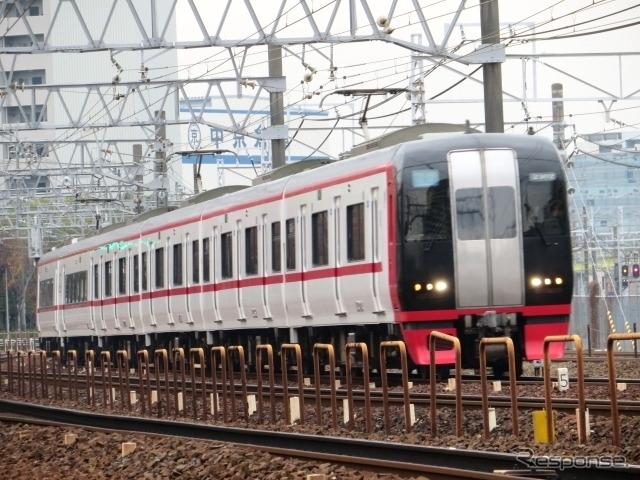 通常の2200系による特急。後部2両が特別車。