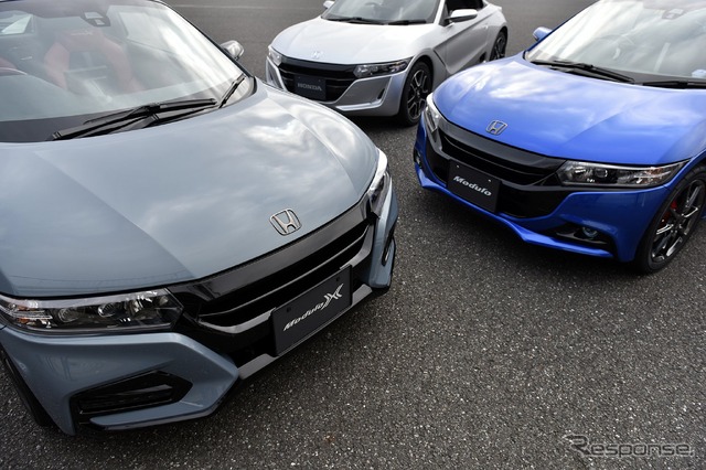 ホンダ S660 モデューロX バージョンZ(左手前)、純正アクセサリー装着車(右)、ノーマル車(上)