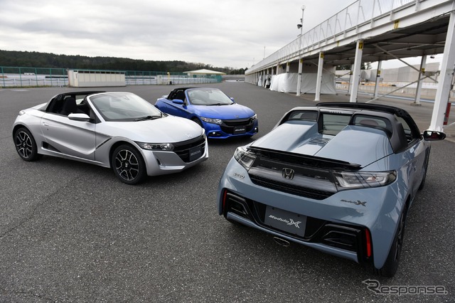 ホンダ S660 モデューロX バージョンZ(左手前)、純正アクセサリー装着車(右)、ノーマル車(上)