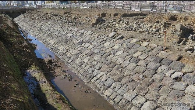 田町方で出土した築堤の一部。