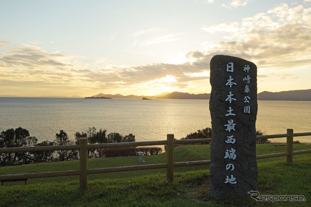 日本最西端の地、神崎鼻にて。対岸に平戸島があるため、遮るもののない大海原が広がるという感じではない。